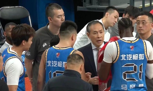 开云体育登录入口-北京男篮伤病满营，杜锋重新启用张文逸，王哲林手指受伤